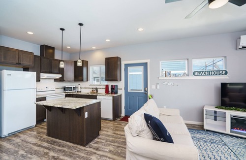 Anacortes Casa | Cute cottage, peek-a-boo view close to everything Anacortes has to offer.