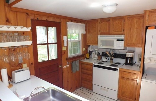 South Chatham Casa | Cute Cottage - Half Mile to Nantucket Sound!