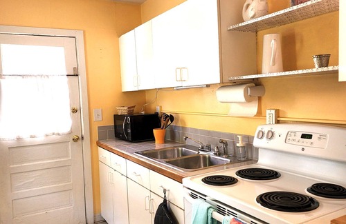 Gulfport Cabaña | Cute Cottage In The Heart of Gulfport!
