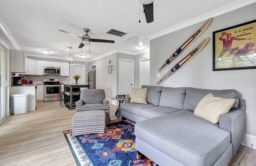 Anderson Cabaña | Cute Cottage on Lake Hartwell w/ covered slip dock