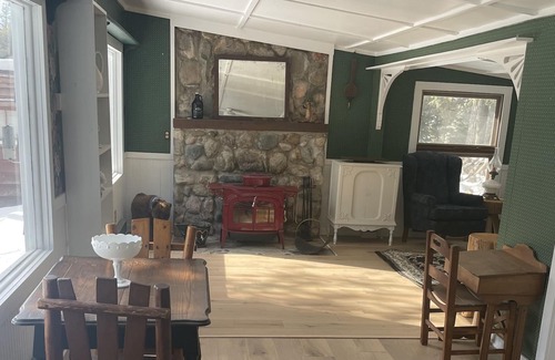 Pointe Aux Pins Casa | Cute Cottage on the Pines Miracle Mile!