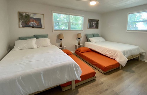 North Beach Casa | Cute cottage right next to Hanna Park’s beautiful beaches and The Naval station