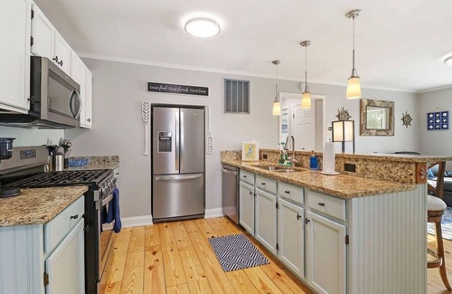 Fox Lake Casa | Cute & Cozy 2/1 Lakeview House on Chain O Lakes with Hot Tub