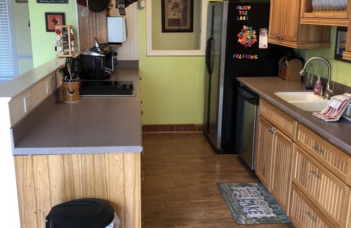 Bracey Casa | Cute & Cozy 3BR 2BA Lake Front House en Lake Gaston: acceso privado al agua.