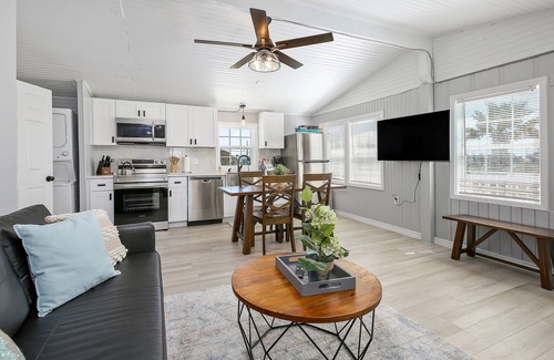 Surfside Beach Cabaña | Cute, Cozy and Clean cottage by the Sea!