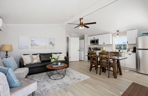 Surfside Beach Cabaña | Cute, Cozy and Clean cottage by the Sea!
