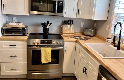 Pikeville Cabaña | Cute-Cozy-Clean 2B-2B cottage with hot tub-Pet friendly-Minutes to FCF Park