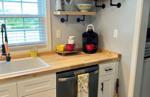 Pikeville Cabaña | Cute-Cozy-Clean 2B-2B cottage with hot tub-Pet friendly-Minutes to FCF Park