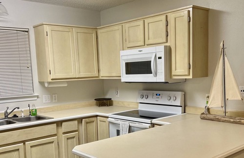 Gulfport Cabaña | Cute Cozy Cottage near beaches sleeps 4