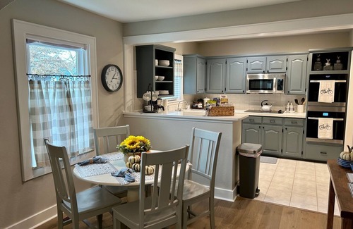 Rogers Casa | Cute & Cozy Downtown Cottage - Biking, Burgers, & Trails nearby