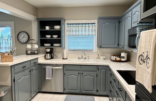 Rogers Casa | Cute & Cozy Downtown Cottage - Biking, Burgers, & Trails nearby