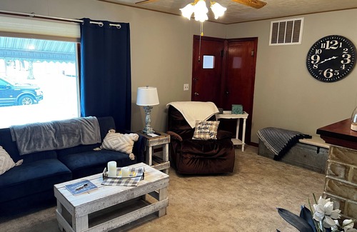 Wilson Casa | Cute cozy full home fenced back yard spacious parking near lake