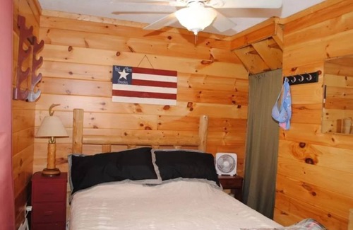 Houghton Lake Heights Cabina | Ubicación perfecta para disfrutar de sus vacaciones de escapada.