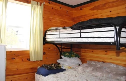 Houghton Lake Heights Cabina | Ubicación perfecta para disfrutar de sus vacaciones de escapada.