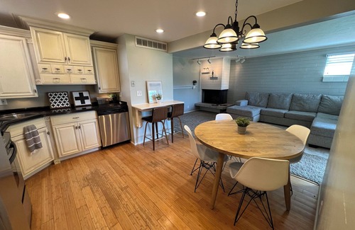 Sandy Casa | Cute, Cozy Home Minutes from Skiing & Hiking