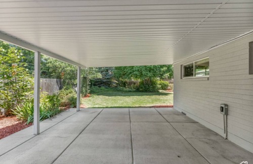 Sandy Casa | Cute, Cozy Home Minutes from Skiing & Hiking