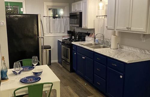 Prudenville Cabaña | Cute, cozy, updated cottage just steps from gorgeous Houghton Lake