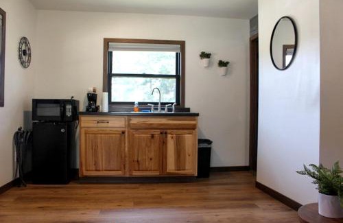 Rapid City Casa | Cute Creek-Side Cabin Nestled by Mount Rushmore in Rapid City