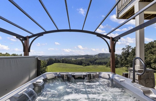 Marshall Casa | 🐶Cute Dog-Friendly Cottage w/Gazebo, Fire Pit, & Pond.+FREE Biltmore Pass🏰