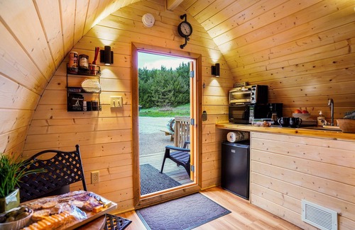 Ashland Cabina | Cute European Bungalow Cabin w/Hot Tub. 1 Double Bed and Pet Friendly!