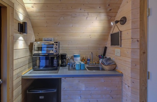 Ashland Cabina | Cute European Bungalow Cabin w/Hot Tub. 1 Double Bed and Pet Friendly!