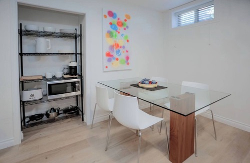 Kerrisdale Casa | Cute Executive Basement Suite