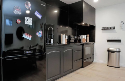 Kerrisdale Casa | Cute Executive Basement Suite