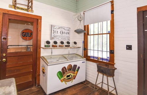 Baxter Otro | Cute historic country store turned farm house with modern updates