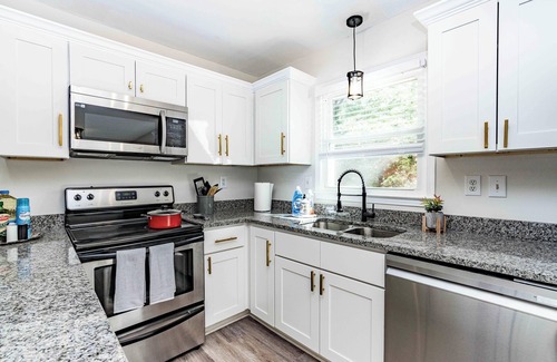 North Raleigh Casa | Cute home w firepit & king bed -starts at 3.5k/month
