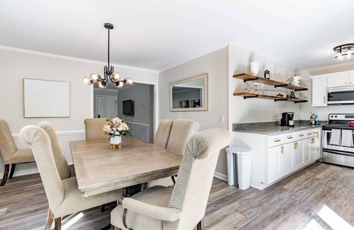 North Raleigh Casa | Cute home w firepit & king bed -starts at 3.5k/month