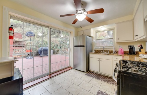 Mount Lebanon Casa | Cute Home w/ Patio ~ 7 Mi to Dtwn Pittsburgh