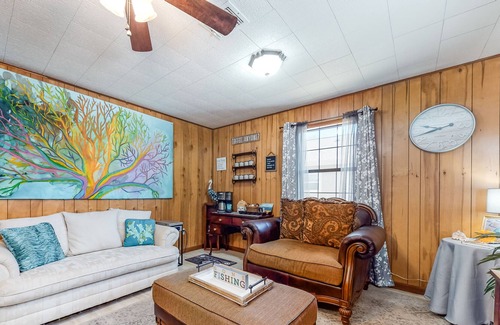 Aransas Pass Casa | Cute home with fast WiFi, central AC, fenced yard, screened porch, firepit & W/D