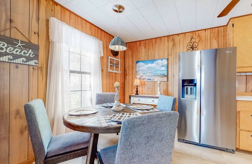 Aransas Pass Casa | Cute home with fast WiFi, central AC, fenced yard, screened porch, firepit & W/D