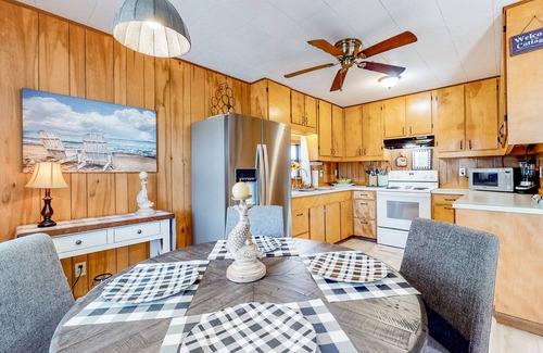Aransas Pass Casa | Cute home with fast WiFi, central AC, fenced yard, screened porch, firepit & W/D