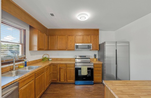 Southeast Raleigh Casa | Cute house w big fenced yard - starts at $3.5k/m