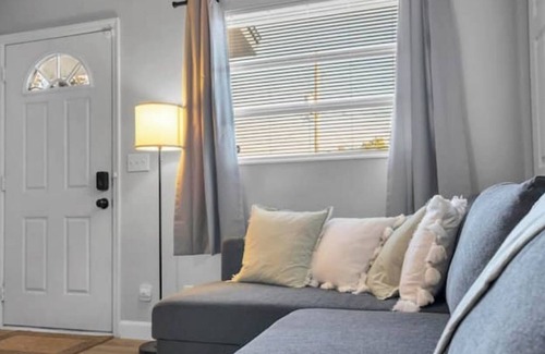 Sandalwood Casa | Cute Jacksonville Bungalow! Centrally Located