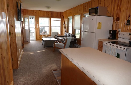 Grant Cabaña | Cute lakefront cottage on all-sport Little Sand Lake