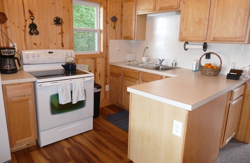 Grant Cabaña | Cute lakefront cottage on all-sport Little Sand Lake
