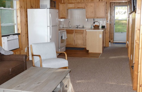 Grant Cabaña | Cute lakefront cottage on all-sport Little Sand Lake