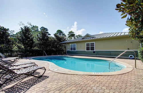 Santa Rosa Beach Casa | Cute little Cottage! Perfect Getaway! 2 Pools! SLEEPS 4 w/ BEACH CHAIRS!