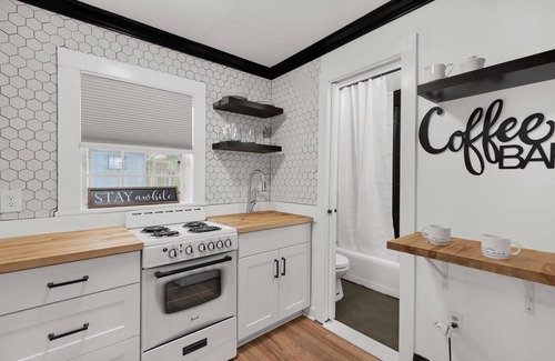 Downtown Cabaña | Cute little cottage located 2 blocks from the heart of Downtown Pensacola.