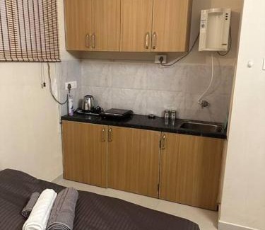 Koregaon Park Apartamento | Cute Little Room in Koregaon Park WiFi AC Kitchenette