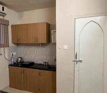 Koregaon Park Apartamento | Cute Little Room in Koregaon Park WiFi AC Kitchenette