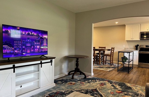 Valdosta Casa | Cute McRee Manor with large screened porch