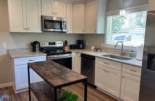 Valdosta Casa | Cute McRee Manor with large screened porch