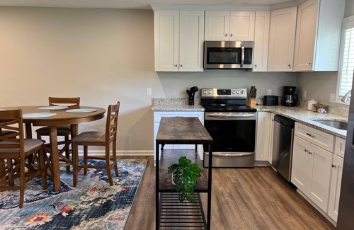Valdosta Casa | Cute McRee Manor with large screened porch