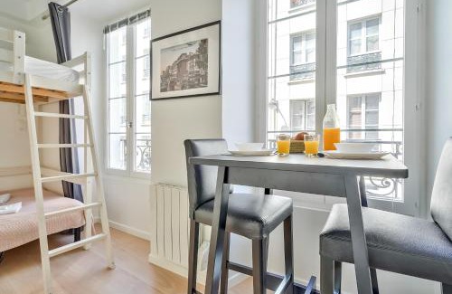 Quartier de la Porte-Saint-Denis Apartamento | Cute Mezzanine Studio in the Heart of Paris (2M)