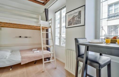Quartier de la Porte-Saint-Denis Apartamento | Cute Mezzanine Studio in the Heart of Paris (2M)