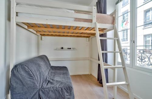 Quartier de la Porte-Saint-Denis Apartamento | Cute Mezzanine Studio in the Heart of Paris (2M)