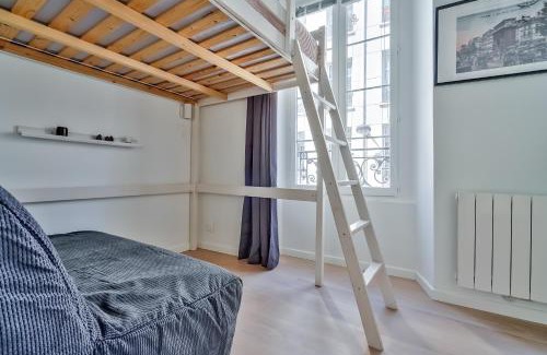 Quartier de la Porte-Saint-Denis Apartamento | Cute Mezzanine Studio in the Heart of Paris (2M)